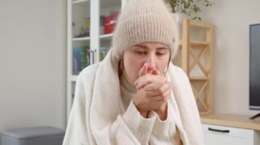 Evinde çok soğuk nefes alan genç bir kadının portresi. Enerji krizi, yüksek faturalar, ekonomi ve aylık faturalardan tasarruf kavramı