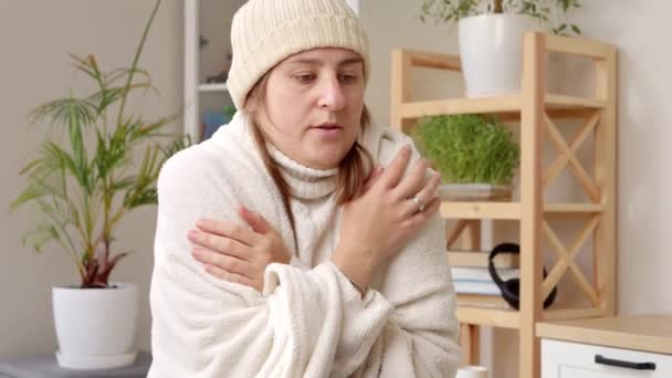 Junge Frau Friert Hause Wegen Heizungsproblemen Konzept Der Energiekrise Hohe — Stockvideo