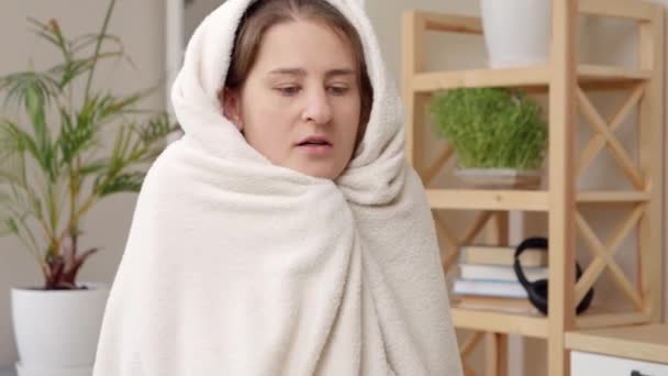 Genç Bir Kadının Portresi Battaniyeye Sarılı Kendini Isıtmadan Soğuk Bir — Stok video