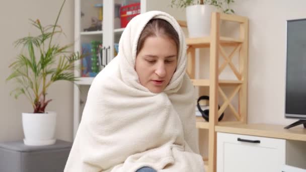寒いアパートで自分自身を暖めるために手に再生され 呼吸で覆われた若い女性 エネルギー危機 高い手形 経済の概念と毎月の公共料金にお金を節約 — ストック動画