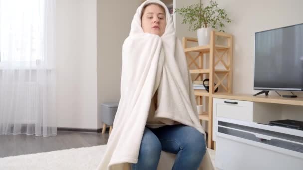 Mujer Joven Sintiendo Frío Casa Calefacción Debajo Manta Lado Del — Vídeos de Stock