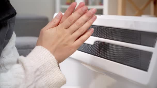Närbild Kvinna Uppvärmning Händer Elektrisk Värmare Eller Kylare Begreppet Energikris — Stockvideo