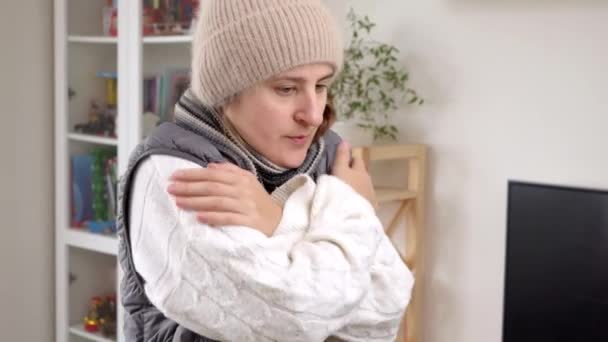 Soğuk Bir Evde Kendini Isıtmak Için Titreyen Dans Eden Bir — Stok video