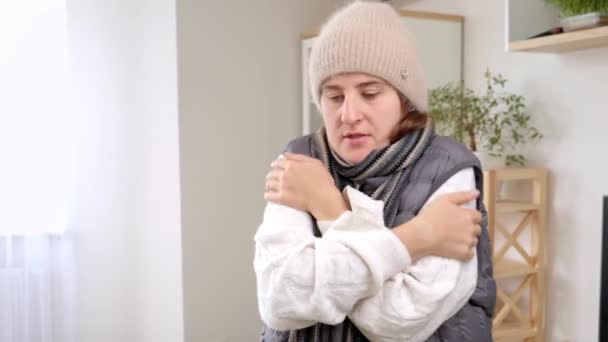 Portret Kobiety Ciepłych Ubraniach Drżącej Tańczącej Zimnym Domu Koncepcja Kryzysu — Wideo stockowe