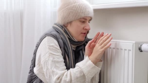 Retrato Una Mujer Temblorosa Congelándose Casa Tratando Calentarse Radiador Concepto — Vídeos de Stock