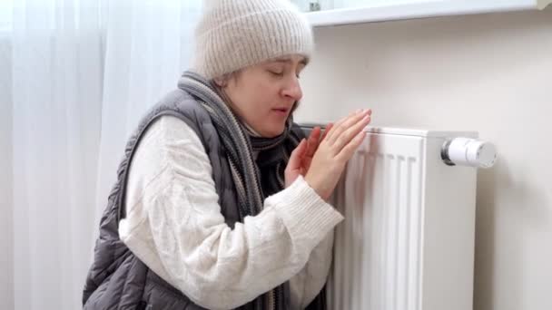 Retrato Mujer Joven Bufanda Sombrero Calentándose Radiador Calefacción Central Concepto — Vídeo de stock