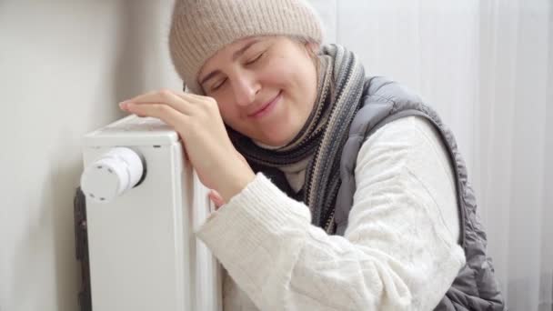 차가운 냉난방 장치를 껴안고 에너지 위기의 청구서 고장난 매월의 요금에 — 비디오