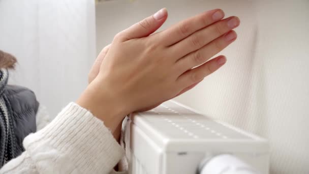 Een Close Van Een Vrouw Die Haar Handen Verwarmt Bij — Stockvideo