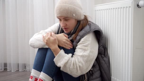 Frau Mit Hut Pullover Und Warmen Socken Friert Ihrer Wohnung — Stockvideo