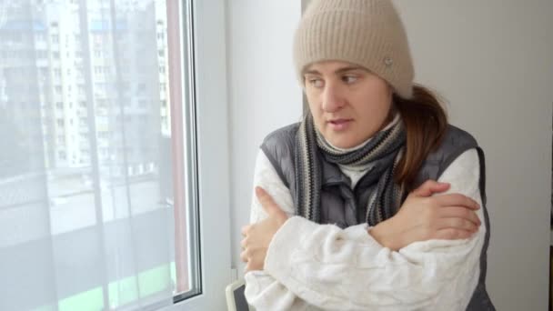 Молодая Женщина Чувствует Себя Холодно Дома Глядя Окно Концепция Энергетического — стоковое видео