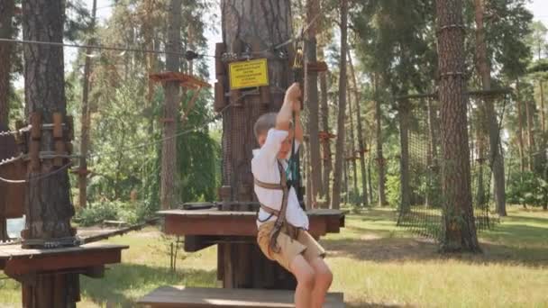 Μικρό Αγόρι Που Διασκεδάζει Ενώ Ιππεύει Zip Line Στο Πάρκο — Αρχείο Βίντεο