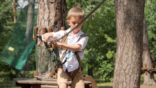Portret Chłopca Chodzącego Linie Między Drzewami Parku Przygód Świeżym Powietrzu — Wideo stockowe
