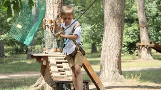 Menino Lutando Andando Sobre Corda Amarrada Entre Árvores Parque Infância — Vídeo de Stock