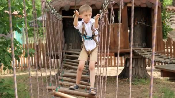 Mały Chłopiec Bawiący Się Parku Ekstremalnych Przygód Obozie Letnim Sporty — Wideo stockowe