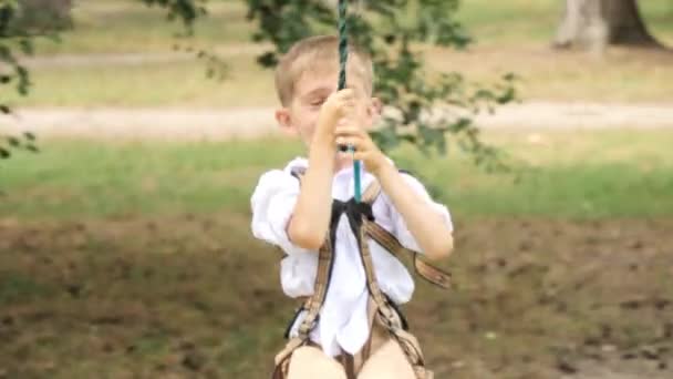 Porträt Eines Fröhlichen Jungen Der Auf Der Seilrutsche Extrem Abenteuerpark — Stockvideo