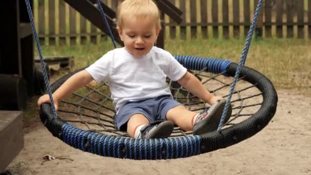 Lindo Niño Sonriente Balanceándose Columpio Cuerda Niños Jugando Aire Libre — Vídeos de Stock