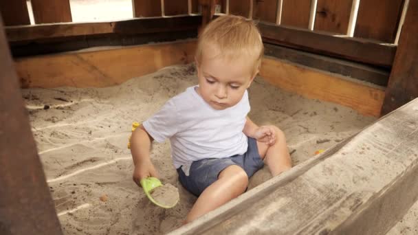Roztomilý Chlapeček Kopající Písek Lopatou Pískovišti Parku Děti Hrají Venku — Stock video