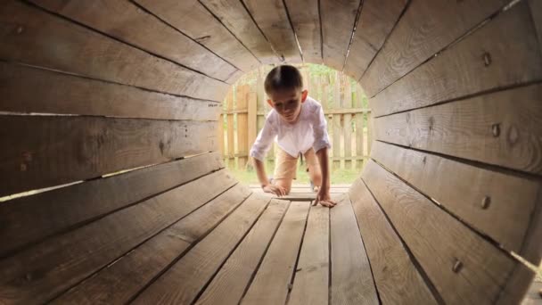Malý Chlapec Plazí Dřevěným Tunelem Nebo Trubkou Hřišti Děti Hrají — Stock video