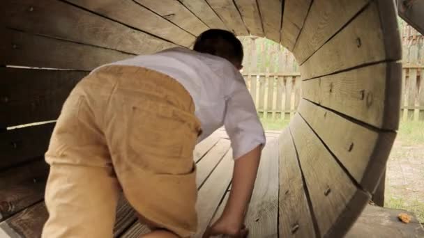 Rapaz Bonito Rastejando Através Tubo Madeira Túnel Parque Aventura Verão — Vídeo de Stock