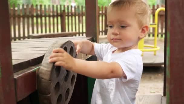 Küçük Bebek Parktaki Tahta Oyuncak Arabada Eğleniyor Çocuklar Dışarıda Oynuyor — Stok video