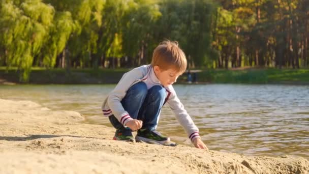 Liten Pojke Leker Med Våt Sand Flodstranden Barnet Leker Utomhus — Stockvideo