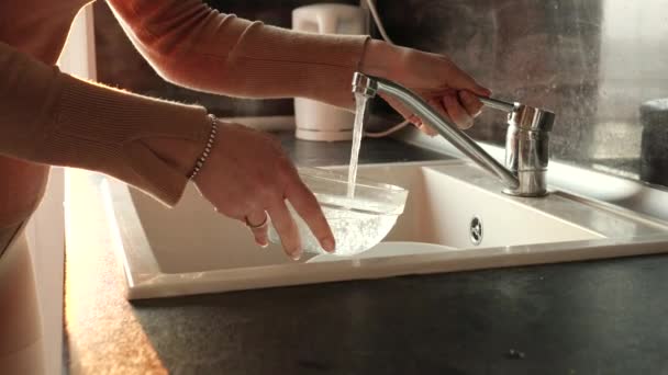 厨房洗碗槽里洗玻璃碗的女手的衣服 家庭主妇工作 家务活 做家务活 — 图库视频影像