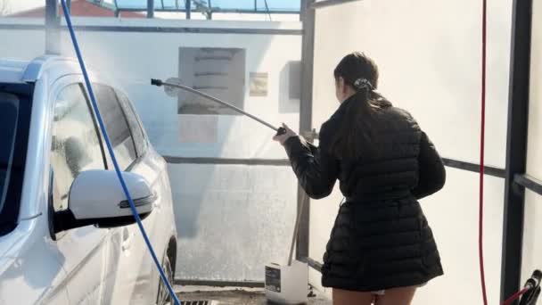Sorrindo Jovem Mulher Limpando Seu Carro Livre Carwash Cuidados Automóvel — Vídeo de Stock