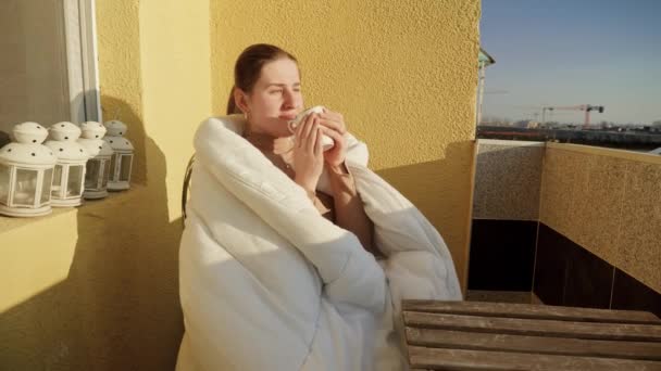 Красивая Молодая Женщина Покрытая Одеялом Отдыхающая Балконе Закате Люди Утром — стоковое видео