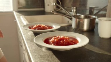 Kırmızı ve siyaha boyanmış eski arabadaki yuvarlak dikiz aynasının makro görüntüsü..