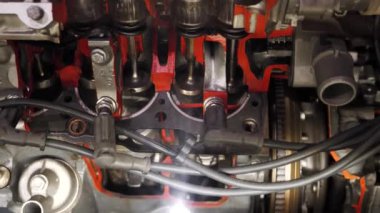 Kırmızı ve siyaha boyanmış eski arabadaki yuvarlak dikiz aynasının makro görüntüsü..