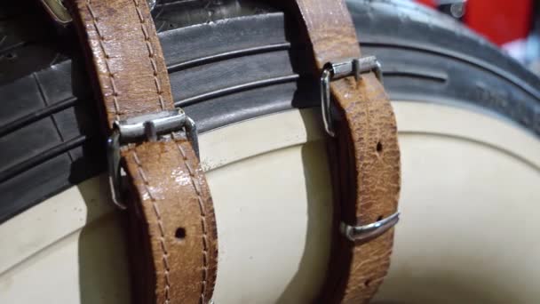 Крупный План Кожаных Ремней Запасным Колесом Старинном Автомобиле — стоковое видео