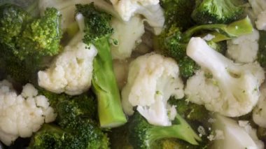 Brokoli ve karnabaharla kaynayan çorbanın buharı yaklaşıyor. Sağlıklı beslenme, organik gıda, vegan ve vejetaryen kavramı.