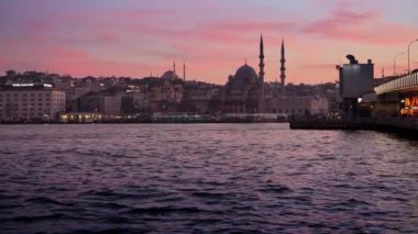 15 Mart 2023, Türkiye, İstanbul. Gün batımında Galata Köprüsü ve Süleyman Camii 'nin manzarası.