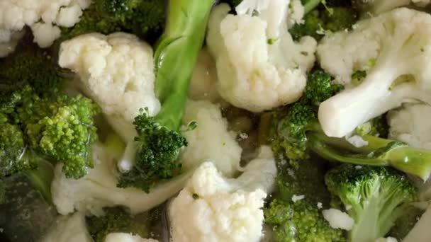 花椰菜和西兰花在热水中沸腾的大头针 健康饮食 有机食品 素食和素食的概念 — 图库视频影像