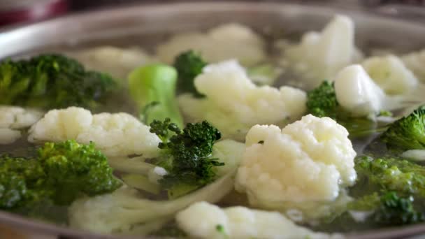 Macro Tiro Vaporizar Sopa Quente Com Couve Flor Cozinha Brócolis — Vídeo de Stock