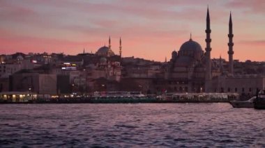 15 Mart 2023, Türkiye, İstanbul. Boğaz 'da yüzen gemi ve gemiler camilere ve güzel günbatımı gökyüzüne karşı.
