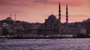 Günbatımında Boğaziçi ve Süleyman Camii 'nin güzel manzarası. 15 Mart 2023, Türkiye, İstanbul