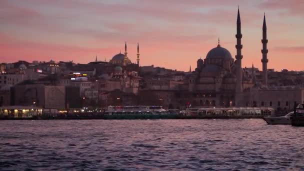 2023年3月15日 トルコ イスタンブール モスクや美しい夕日の空に対してボスニアに浮かぶ船やボート — ストック動画