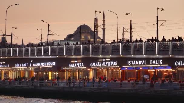 Marzo 2023 Turquía Estambul Pescador Restaurantes Famoso Puente Galata Atardecer — Vídeos de Stock