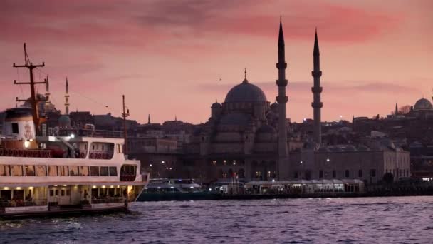 Famoso Ferry Estambul Que Bósforo Atardecer Contra Las Mezquitas Cielo — Vídeos de Stock