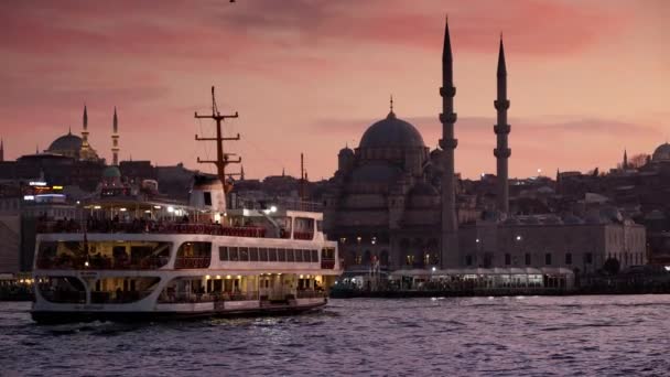 Marzo 2023 Turquía Estambul Barco Ferry Flotando Bósforo Atardecer Marzo — Vídeos de Stock