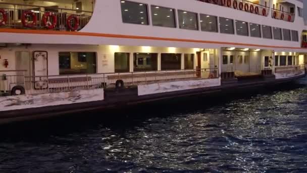 갈라타 항구에 이스탄불 여객선 — 비디오