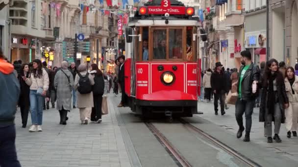 2023年3月15日 土耳其伊斯坦布尔 伊斯坦布尔著名的红色电车从Istiklal街上的Taksim广场开出 — 图库视频影像