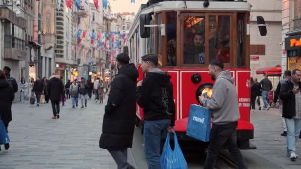 Berühmte Rote Straßenbahn Istanbuls Die Bei Sonnenuntergang Auf Der Belebten — Stockvideo