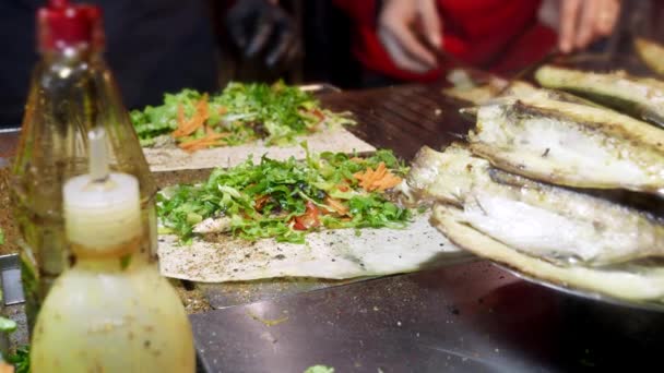Geleneksel Türk Balik Durum Yemekleri Stanbul Caddesinde Hazırlanıyor — Stok video