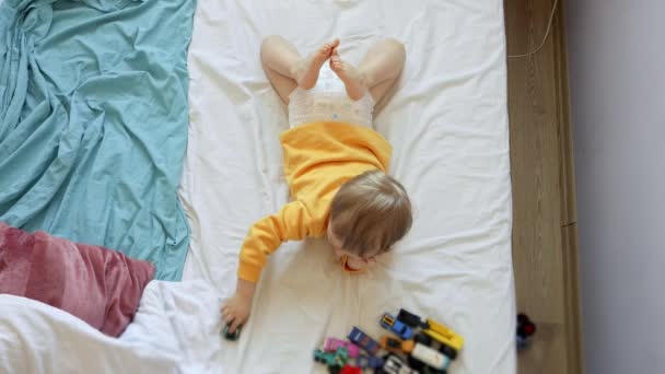 Menino Deitado Cama Dirigindo Carros Brinquedo Sobre Travesseiro Desenvolvimento Infantil — Vídeo de Stock