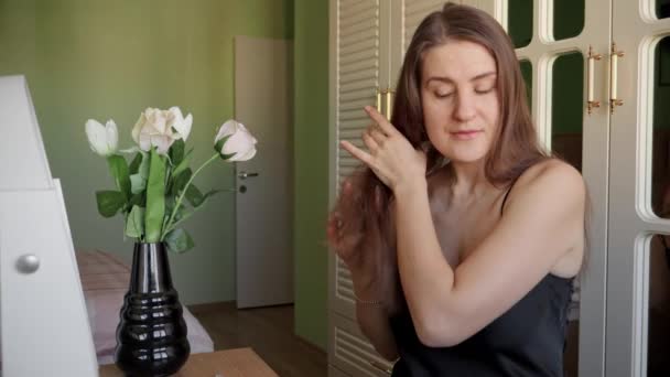 Mujer Morena Sonriente Sentada Mesa Maquillaje Cepillándose Pelo Largo Cuidado — Vídeos de Stock