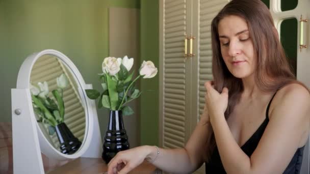 Jonge Brunette Die Aan Make Spiegel Zit Haar Lange Haar — Stockvideo