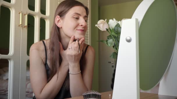 Jonge Vrouw Plukt Haar Kin Met Een Pincet Concept Van — Stockvideo