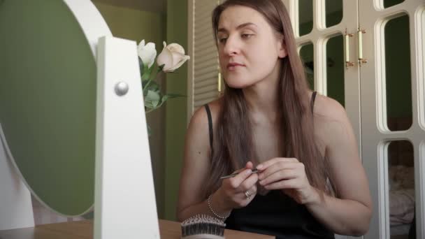 Egy Fiatal Aki Csipeszekkel Távolítja Szőrt Szakálláról Női Szépség Fogalma — Stock videók